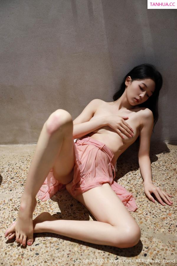 糖豆  [XiuRen]高清写真图 2023.07.20 No.7111 糖豆sisi 粉色睡裙第4张图片